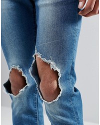 blaue Jeans mit Destroyed-Effekten