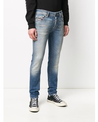 blaue Jeans mit Destroyed-Effekten von Diesel