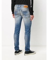 blaue Jeans mit Destroyed-Effekten von Diesel