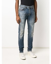 blaue Jeans mit Destroyed-Effekten von Diesel