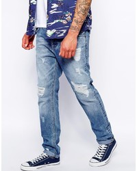 blaue Jeans mit Destroyed-Effekten von Asos