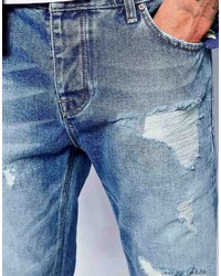 blaue Jeans mit Destroyed-Effekten von Asos