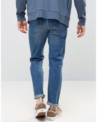 blaue Jeans mit Destroyed-Effekten von Asos