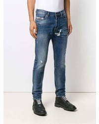 blaue Jeans mit Destroyed-Effekten von Diesel