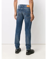 blaue Jeans mit Destroyed-Effekten von Diesel