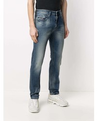 blaue Jeans mit Destroyed-Effekten von Diesel