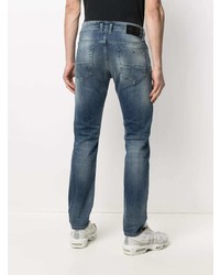 blaue Jeans mit Destroyed-Effekten von Diesel