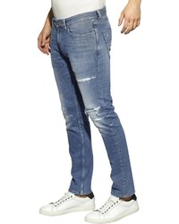 blaue Jeans mit Destroyed-Effekten von Tommy Jeans