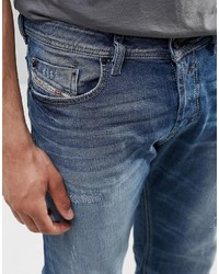 blaue Jeans mit Destroyed-Effekten von Diesel