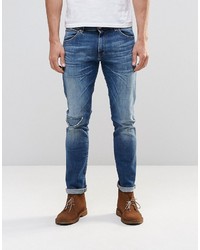 blaue Jeans mit Destroyed-Effekten von Wrangler