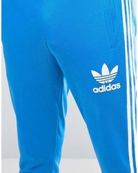 blaue Jogginghose von adidas