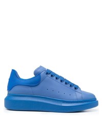 blaue niedrige Sneakers von Alexander McQueen
