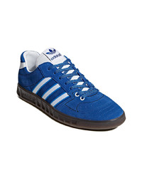 blaue niedrige Sneakers von adidas