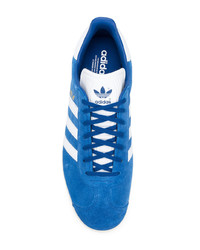 blaue niedrige Sneakers von adidas