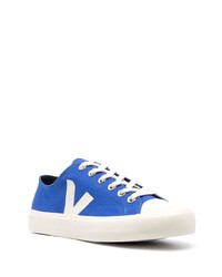 blaue niedrige Sneakers von Veja