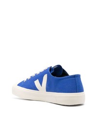 blaue niedrige Sneakers von Veja