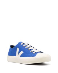 blaue niedrige Sneakers von Veja