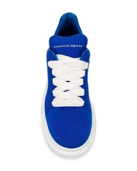 blaue niedrige Sneakers von Alexander McQueen