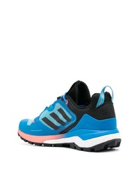 blaue niedrige Sneakers von adidas