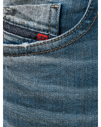 blaue Samtjeans mit Destroyed-Effekten von Diesel