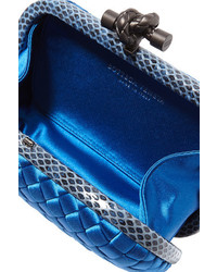 blaue Satin Clutch mit Schlangenmuster von Bottega Veneta