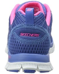 blaue Schuhe von Skechers