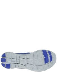 blaue Schuhe von Skechers