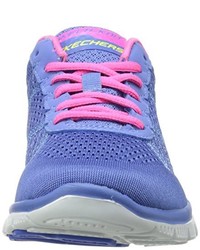 blaue Schuhe von Skechers