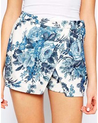 blaue Shorts mit Blumenmuster