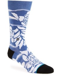 blaue Socken mit Blumenmuster