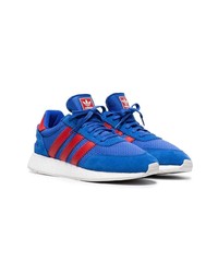 blaue Sportschuhe von adidas