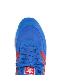 blaue Sportschuhe von adidas