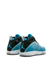 blaue Sportschuhe von Jordan