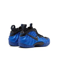 blaue Sportschuhe von Nike