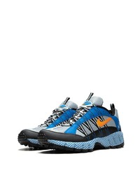 blaue Sportschuhe von Nike