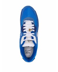 blaue Sportschuhe von Nike