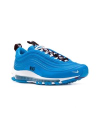 blaue Sportschuhe von Nike