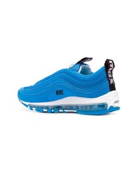 blaue Sportschuhe von Nike