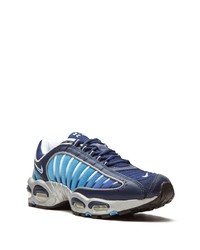 blaue Sportschuhe von Nike