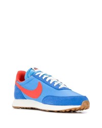 blaue Sportschuhe von Nike