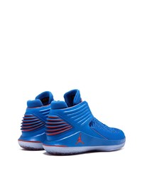 blaue Sportschuhe von Jordan