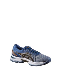 blaue Sportschuhe von Asics