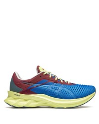 blaue Sportschuhe von Asics