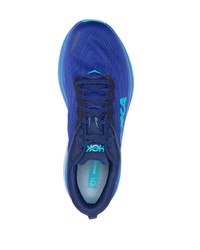 blaue Sportschuhe von Hoka One One