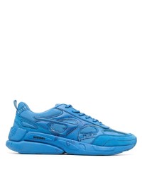 blaue Sportschuhe von Diesel