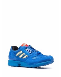 blaue Sportschuhe von adidas