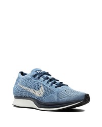 blaue Sportschuhe von Nike