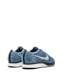 blaue Sportschuhe von Nike