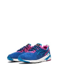 blaue Sportschuhe von Asics