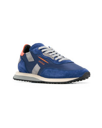 blaue Sportschuhe von Ghoud